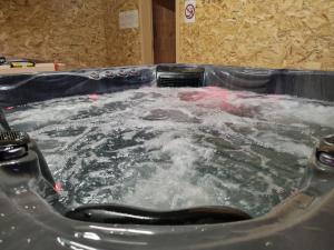 Fotografia z galérie ubytovania Les Randogodilleurs avec Jacuzzi à 2kms des pistes et 350m du Théatre du Peuple ! v destinácii Bussang