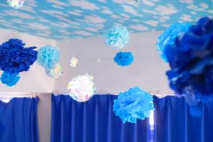 un gruppo di fiori di carta blu appesi a un soffitto di 150平米の丸々貸切のお部屋で国際通りまで徒歩圏内の最大宿泊14名可能 a Naha