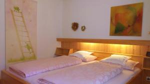 two beds in a room with a ladder on the wall at Ferienwohnung Kuschel in Thanstein