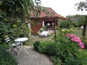 a garden with a table and chairs and flowers at Ferienwohnung Kuschel in Thanstein