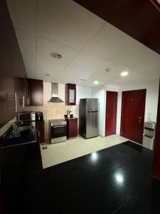 Horizon Rooms JBR的厨房或小厨房