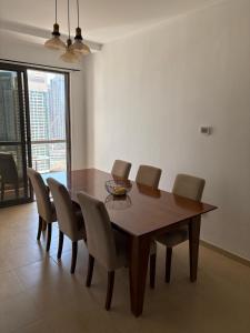 un tavolo da pranzo e sedie in camera di Horizon Rooms JBR a Dubai Altre 37 foto
