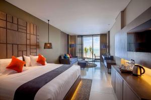 Postel nebo postele na pokoji v ubytování Wyndham Tamansari Jivva Resort Bali