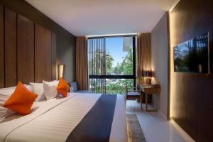 Postel nebo postele na pokoji v ubytování Wyndham Tamansari Jivva Resort Bali