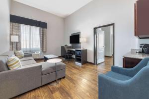 TV a/nebo společenská místnost v ubytování La Quinta by Wyndham Allen at The Village