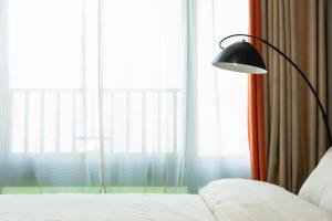 Łóżko lub łóżka w pokoju w obiekcie Tech-X Jing'an Hotel