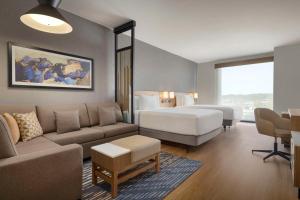 ウィンザーにあるHyatt Place Windsorのベッドとソファのあるホテルの部屋