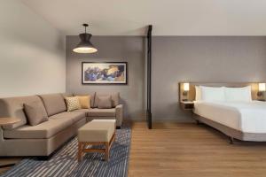 ウィンザーにあるHyatt Place Windsorのベッドとソファのあるホテルの部屋