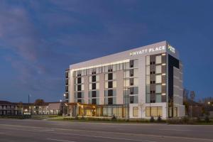 ウィンザーにあるHyatt Place Windsorの白い大きな建物