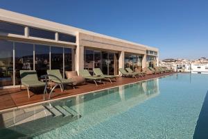Bazén v ubytování Hilton Garden Inn Athens Syggrou Avenue nebo v jeho okolí