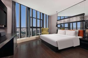 Postel nebo postele na pokoji v ubytování Ramada by Wyndham Zhenjiang Dagang New District