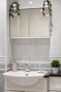 a white bathroom with a sink and a mirror at Bridgeview Retreat, 2Bed 2Bridge in London +16 photos