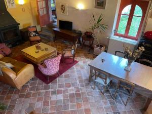 a living room filled with furniture and a fireplace at Petite maison des Boirôts 3 chambres in Lenax
