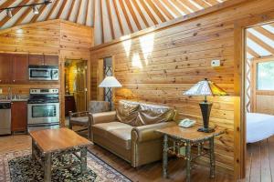 Kuchyň nebo kuchyňský kout v ubytování Enjoy 1000 acres of rolling hillside on this equestrian themed resort 1BD condo