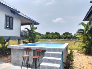Bazén v ubytování Baksaei Retreat Ricefield Villas nebo v jeho okolí