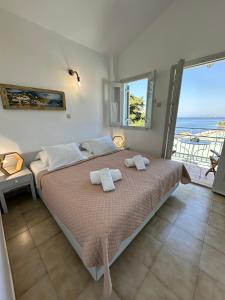 锡米Niriides Hotel Apartments的一间卧室，床上有两条毛巾