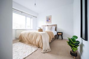 Voodi või voodid majutusasutuse 4 Bed Sheffield House with Parking leisure or contractor toas