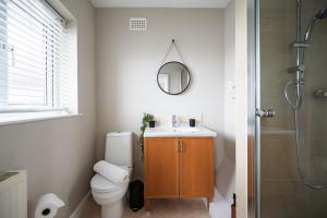 Vannituba majutusasutuses 4 Bed Sheffield House with Parking leisure or contractor +26 fotot