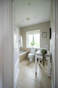 Vannituba majutusasutuses 4 Bed Sheffield House with Parking leisure or contractor