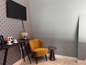 TV a/nebo společenská místnost v ubytování MERICI Hotel Sittard