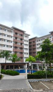 un edificio de apartamentos con piscina en un aparcamiento en The Hive Staycation - SMDC Hope Residences, en Trece Martires