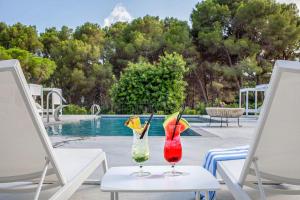 Bazén v ubytování Hotel Eetu Begur Affiliated by Melia nebo v jeho okolí