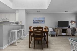 Η κουζίνα ή μικρή κουζίνα στο Dunescape 335 condo