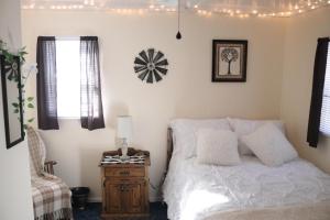 una camera da letto con un letto con luci sul muro di River Lane Cottage a Dunnville Altre 15 foto