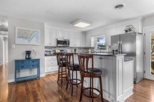 Η κουζίνα ή μικρή κουζίνα στο Otter Banks Retreat home