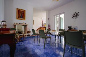a living room with chairs and a dining room at Villa Rubino - Camere in Palermo