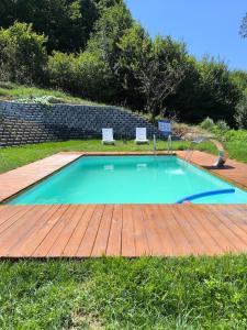 a swimming pool with a wooden deck and a pool at Yeşilin Tonlarıyla Sarılmış Lüks Villa in Izmit