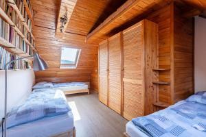 Postel nebo postele na pokoji v ubytování Soukromá chalupa s vnitřním bazénem