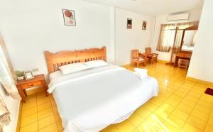 Postel nebo postele na pokoji v ubytování The Golden View Resort สวนผึ้ง