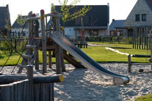 une aire de jeux avec un toboggan dans un parc dans l'établissement Parc Maasresidence Thorn, à Thorn 72 autres photos