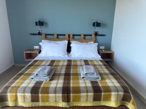 Postel nebo postele na pokoji v ubytování ELÉA Guesthouse himare