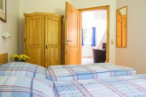 a bedroom with a bed with blue and white sheets at Ferienwohnung Ferienhäuser am Brocken, 80 qm, 3 Schlafzimmer in Ilsenburg