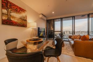 una sala de estar con una mesa y sillas en Central 1BR Apt - Balcony Kitchen & Bath, en Christchurch 31 fotos más