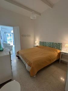 Un dormitorio con una cama grande en una habitación. en Uwejja Boutique House Marsalforn seafront, en Marsalforn