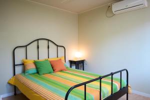 ein Schlafzimmer mit einem Bett mit bunten Kissen in der Unterkunft Hongdae, Private Flats in Seoul