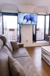 ein Wohnzimmer mit Couch und Flachbildfernseher in der Unterkunft El Rincón de Pilar in Córdoba