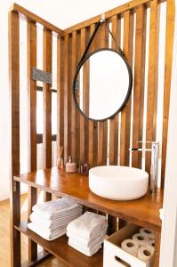 ein Badezimmer mit Waschbecken und Spiegel in der Unterkunft El Rincón de Pilar in Córdoba + 33 Fotos