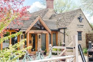 Un edificio con bicicletas estacionadas enfrente. en Wild Thyme & Honey - Cirencester-Cotswolds, en Cirencester
