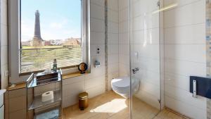 baño con aseo y vistas a la torre Eiffel en Verdi in der Villa Patricia, en Borkum 12 fotos más