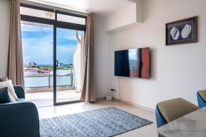 Televisyen dan/atau pusat hiburan di 1B modern APT at 5min downtown Papeete and ferry