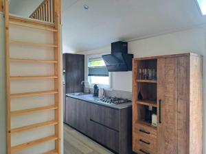 Η κουζίνα ή μικρή κουζίνα στο Moderne Tiny Chalet, 15min van Zeeuwse Kust VP072 +26 φωτογραφίες