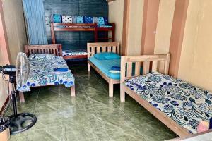 Postel nebo postele na pokoji v ubytování Larosa Hostel Puerto Princesa