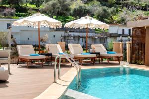 Bazén v ubytování Petroktisto Luxury Villa Pool & Heated Jaccuzzi nebo v jeho okolí