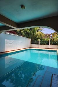 Bazén v ubytování Larosa Hostel Puerto Princesa nebo v jeho okolí