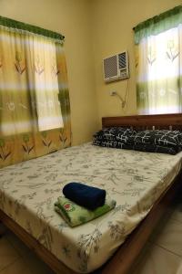 Postel nebo postele na pokoji v ubytování Larosa Hostel Puerto Princesa