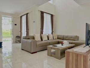 Телевизор и/или развлекательный центр в Blessimore Springhill 4BR